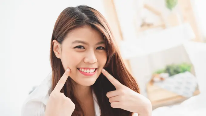 perempaun tersenyum bahagia imut