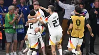 Pemain Jerman merayakan gol yang dicetak Niclas Fullkrug dalam menit akhir pertandingan melawan Swiss di Grup A Euro 2024 yang digelar di Frankfurt Arena, Senin (24/6/2024) dini hari WIB. Jeman dan Swiss bermain imbang 1-1 dan sama-sama lolos ke 16 besar Euro 2024. (Kirill KUDRYAVTSEV / AFP)