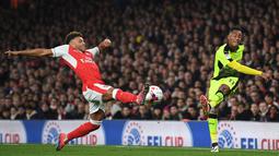 Pemain Arsenal, Alex Oxlade-Chamberlain (kiri) memborong dua untuk kemenangan timnya saat melawan Reading pada babak keempat Piala Liga  Inggris di The Emirates Stadium. Arsenal menang 2-0. (AFP/Justin Tallis)
