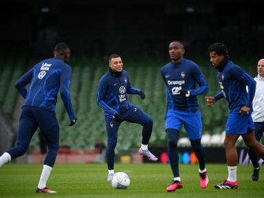 Penyerang Prancis, Kylian Mbappe (tengah) dan rekan satu timnya ambil bagian dalam sesi latihan tim di Stadion Aviva di Dublin, Irlandia pada 26 Maret 2023. (AFP/Franck Fife)