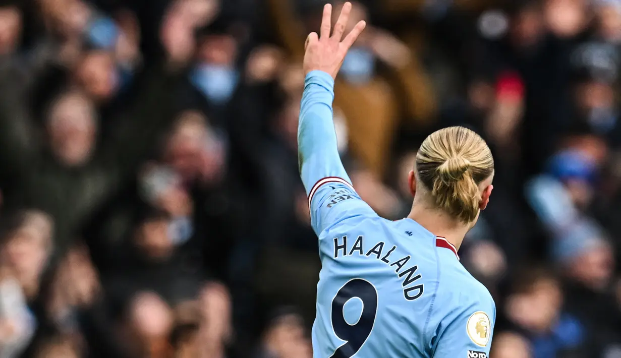 Pemain Manchester City, Erling Haaland melakukan selebrasi setelah mencetak gol ketiga timnya saat laga lanjutan Liga Inggris 2022/2023 melawan Wolves yang berlangsung di Etihad Stadium, Manchester, Minggu (22/01/2023) dini hari WIB. Catatan empat hattrick Haaland di Liga Inggris menjadi yang tercepat. Ia bahkan berhasil mengalahkan rekor empat hattrick legenda MU, Ruud van Nistelrooy yang dilakukannya dalam 65 laga. (AFP/Paul Ellis)
