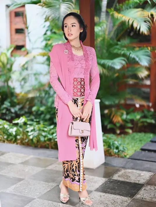 Maudy Ayuda mengenakan kebaya kutubaru rancangan Didiet Maulana. Look kebaya ini dipadukan dengan kebaya Kartini yang dilengkapi dengan stagen dan kain hitam bermotif bunga dan burung. (instagram/maudyayunda)