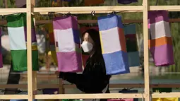 Seorang pengunjung yang mengenakan masker untuk membantu mengekang penyebaran COVID-19 berjalan melewati lentera pada Festival Budaya Kerajaan di Istana Gyeongbok, Seoul, Korea Selatan, Selasa (19/10/2021). Istana Gyeongbok adalah salah satu landmark terkenal di Korea Selatan. (AP Photo/Lee Jin-man)