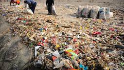 Tumpukan sampah ini diduga disebabkan oleh dua buah kapal yang sengaja membuang limbah di Sungai Yangyze Taicang, Jiangsu, Tiongkok (23/12). Diperkirakan sampah di pulau ini mencapai 100 ton. (REUTERS/Stringer)