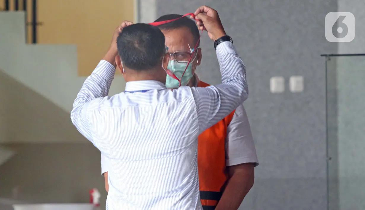 Mantan Menteri Kelautan dan Perikanan, Edhy Prabowo usai menjalani pemeriksaan lanjutan di Gedung KPK Jakarta, Senin (4/1/2021). Edhy kembali diperiksa sebagai tersangka kasus dugaan suap penetapan calon eksportir benih lobster. (Liputan6.com/Helmi Fithriansyah)
