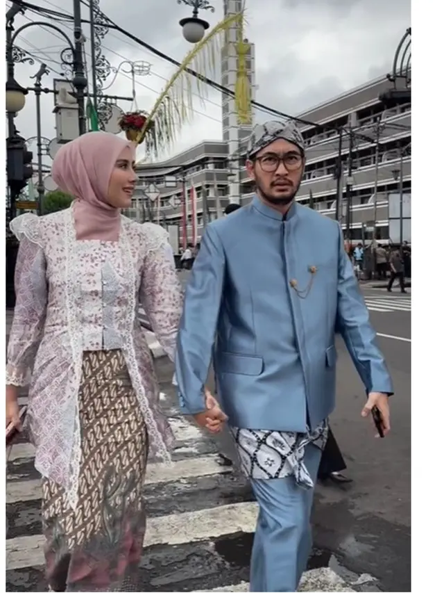 6 Potret Syahnaz Sadiqah Pakai Kebaya Brokat Renda di Hari Jadi ke-80 Jawa Barat