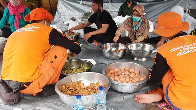 Dapur umum di posko induk pengungsi banjir di GOR Otto Iskandar Dinata (Otista), Jakarta Timur, Senin (22/2/2021).