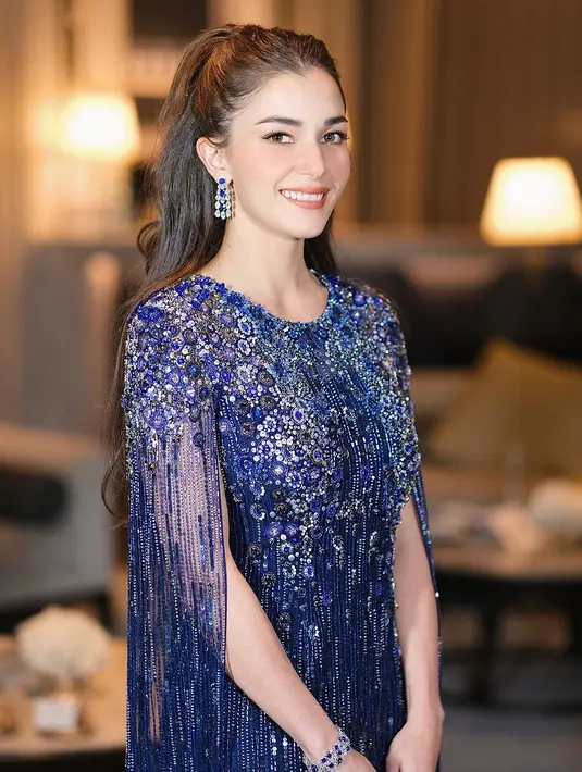 Penampilan Anisha Rosnah yang tak kalah flawless dan mengundang perhatian. Makeup flawless yang membuat kulit Anisha Rosnah terlihat lebih glowing lewat warna-warna hangat seperti cokelat ini membaur sempurna di kulitnya yang sehat. [Foto: Instagram/modxmakeup]