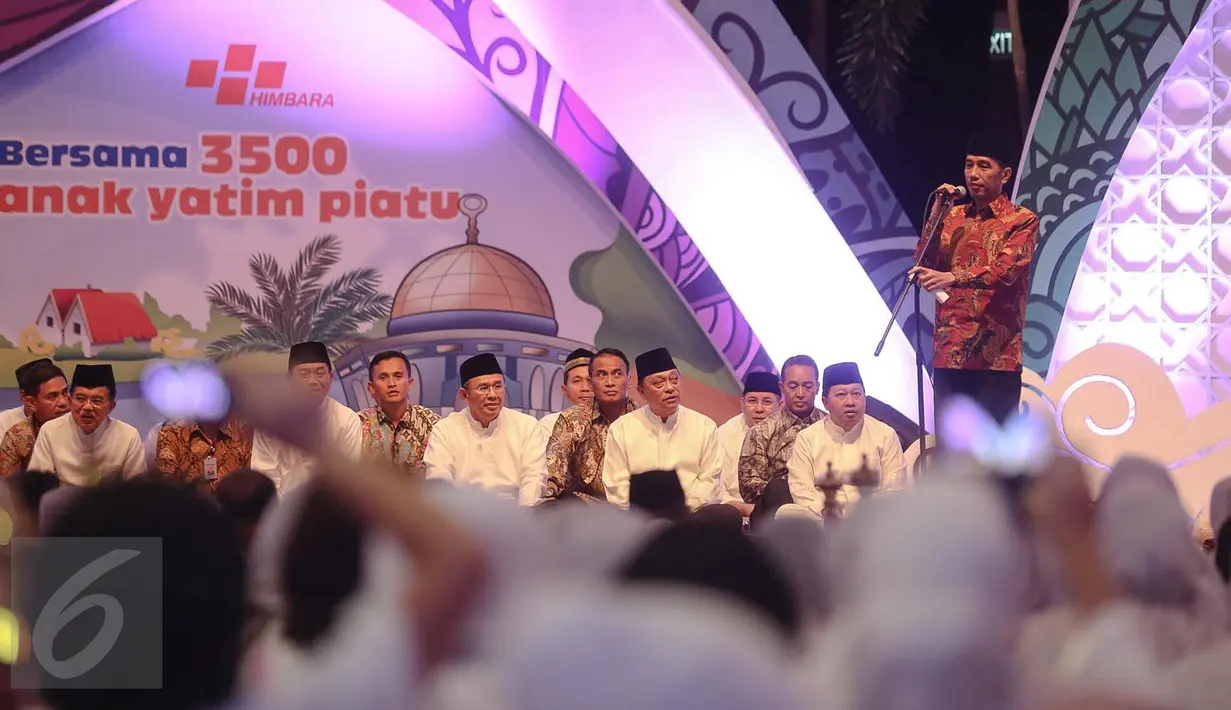 Presiden Jokowi (kanan) berbicara dihadapan anak yatim piatu ketika menghadiri buka bersama yang diselenggarakan oleh anggota Himpunan Bank-Bank Negara (Himbara) di Jakarta Convention Centre, Jakarta, Kamis (2/7/2015). (Liputan6.com/Faizal Fanani)