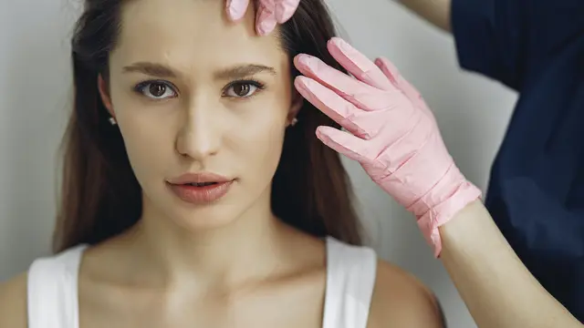 Melembapkan dan Menghaluskan Kulit Pada Area Mata