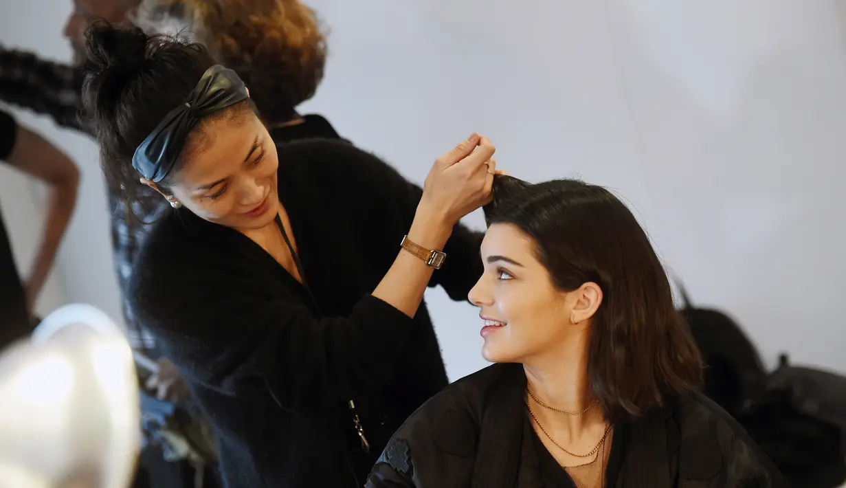 Model Kendall Jenner saat mempersiapkan dirinya sebelum tampil dalam Michael Kors Autumn/Winter 2017 dalam acara New York Fashion Week di Manhattan, AS (15/2). (Jamie McCarthy / Getty Images untuk Michael Kors / AFP)