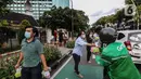 Jemaat membagikan takjil kepada masyarakat menjelang buka puasa di Gereja GPIB Effatha, Jakarta, Rabu (20/4/2022). Momen menjelang buka puasa Ramadhan digunakan jemaat GPIB Effatha berbagi takjil gratis untuk kaum Muslimin di Jalan Melawai, tepatnya di depan gereja itu. (Liputan6.com/Johan Tallo)