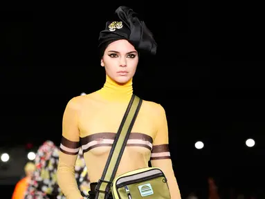 Model cantik, Kendall Jenner berjalan di catwalk menampilkan koleksi Marc Jacobs Spring/Summer 2018 selama New York Fashion Week, Rabu (13/9). Kendall berjalan dengan rambut terbungkus penutup kepala model turban warna hitam. (AP Photo/Kathy Willens)