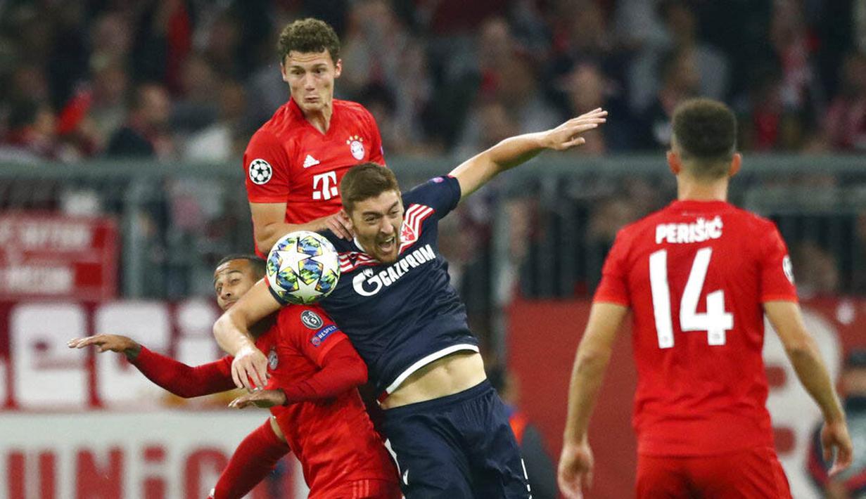 Bek Bayern Munchen, Benjamin Pavard, duel udara dengan pemain Red Star Belgrade, Milan Pavkov, pada laga Liga Champions di Red Star Belgrade, Rabu (18/9/2019). Bayern Munchen menang 3-0. (AP/Matthias Schrader)