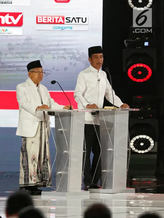 Capres nomor urut 01 Joko Widodo dan Cawapres Ma'ruf Amin menyampaikan visi dan misi selama Debat Pilpres 2019 kelima, Jakarta, Sabtu (13/4). Debat kelima merupakan debat terakhir dalam masa kampanye dan mengambil tema Ekonomi, Kesejahteraan Sosial, Keuangan dan Investasi. (Liputan6.com/Johan Tallo)