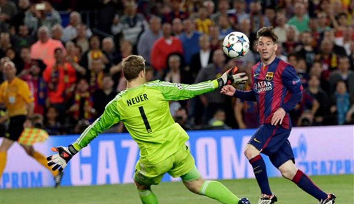 Lionel Messi menaklukkan Manuel Neuer untuk mencetak gol kedua Barcelona. (AP Photo/Emilio Morenatti)