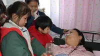 Li yang berbaring lemah bersama anak-anaknya. Source: Shanghaiist