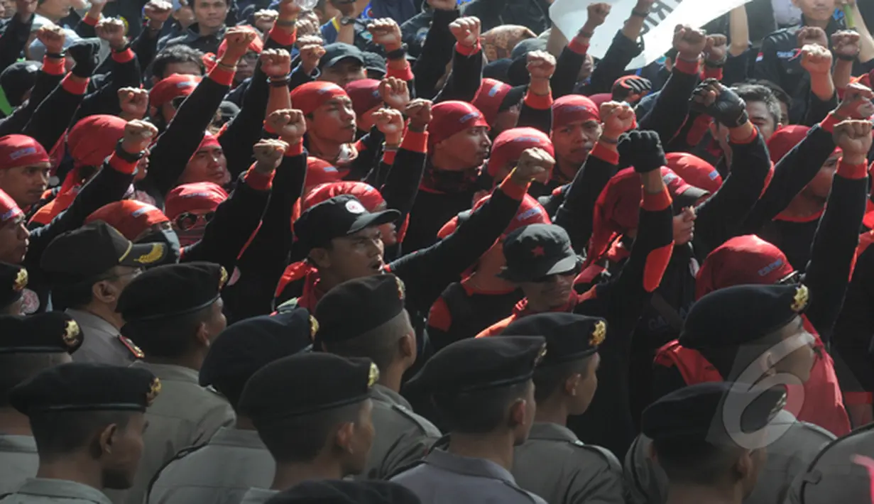 Polisi mengawal ketat aksi buruh ini. Ratusan personel juga diturunkan mengawal jalannya aksi ini, Jakarta, Jumat (6/2/2015). (Liputan6.com/Herman Zakharia)
