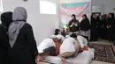 Kehilangan orang terkasih memang bukan hal yang mudah untuk diterima dengan lapang dada. Terlihat Jane yang tampak selalu meneteskan air mata mendampingi jenazah sang ibu di kediamannya. (Adrian Putra/Bintang.com)