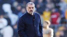 Ekspresi pelatih Tottenham Hotspur, Ange Postecoglou, setelah anak asuhnya ditaklukkan Wolverhampton Wanderers pada matchday ke-12 Liga Inggris 2023-2024 di Stadion Molineux, Sabtu (11/11/2023). Spurs tumbang 1-2 dari Wolves. (AFP/Darren Staples)