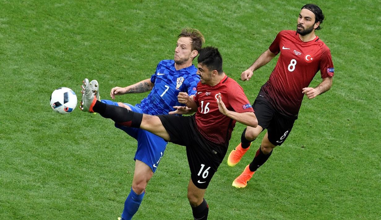 Pemain Kroasia, Ivan Rakitic, berusaha mengontrol bola dari kejaran pemain Turki dalam laga Grup D Piala 2016 di Stadion Parc des Princes, Paris, (12/6/2016). (AFP/Philippe Lopez)