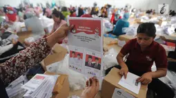 Relawan menunjukkan surat suara Pilpres 2019 yang dilipat di Gudang KPU, Cibinong, Bogor, Kamis (7/3). Jutaan kertas suara tersebut nantinya akan didistribusikan ke 40 kecamatan di wilayah Kabupaten Bogor. (merdeka.com/Arie Basuki)
