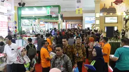 Pengunjung memadati stan Indonesia Property Expo (IPEX) 2018 di Jakarta Convention Centre (JCC), Jakarta, Sabtu (3/3). Gelaran IPEX pada tahun ini berlangsung mulai 3-11 Februari 2018 dan gratis untuk umum. (Liputan6.com/Angga Yuniar)