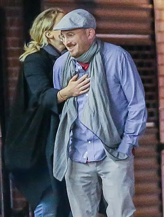 Memiliki perbedaan usia yang tergolong jauh, baik Jennifer Lawrence dan Darren Aronofsky tidak ambil pusing. Keduanya sangat bahagia dengan menghadirkan chemistry yang kuat di antara keduanya. (doc.Dailymail)