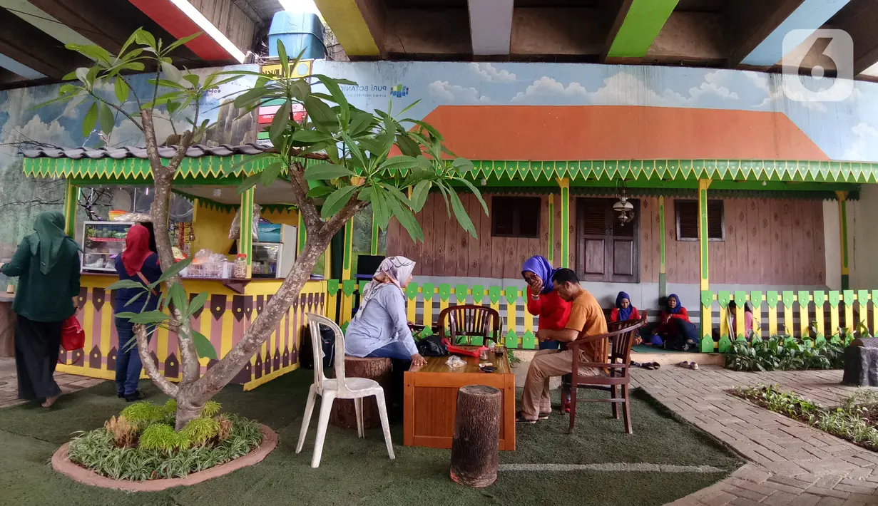 Warga beraktivitas di Taman Betawi Bale Joglo yang terletak di kolong tol JORR W2, Joglo, Jakarta, Senin (13/1/2020). Bale Joglo didirikan untuk memberikan ruang interaksi kepada masyarakat agar dapat bersantai saat melintasi kawasan tersebut. (Liputan6.com/Angga Yuniar)