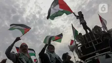 Massa aksi yang tergabung dalam Aliansi Pemuda Indonesia untuk Palestina menggelar unjuk rasa di depan Kedutaan Besar Amerika Serikat, Jakarta, Minggu (20/4/2025). (Liputan6.com/Herman Zakharia)