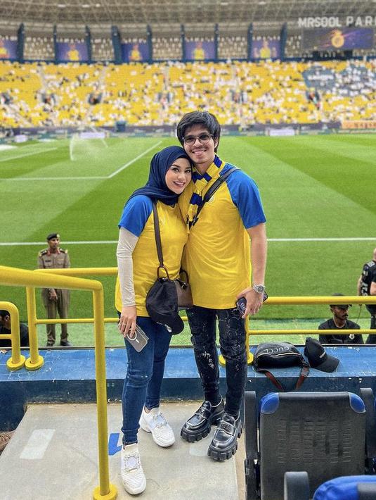 Sebelum umroh, Aurel dan Atta pun menyempatkan diri untuk melihat pertandingan Christian Ronaldo. Keduanya kompak mengenaka jersey Al-Nassr berwarna kuning dan biru.  (@aurelie.hermansyah)