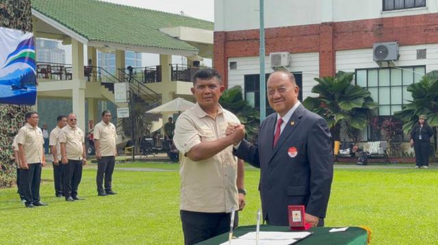 Ketua Umum Komite Olahraga Nasional Indonesia (KONI) Pusat, Marciano Norman, secara resmi mengukuhkan dan melantik Ketum Pengurus Besar Federasi Arung Jeram Indonesia (PB FAJI) masa bakti 2026-2030. (Foto: Istimewa)