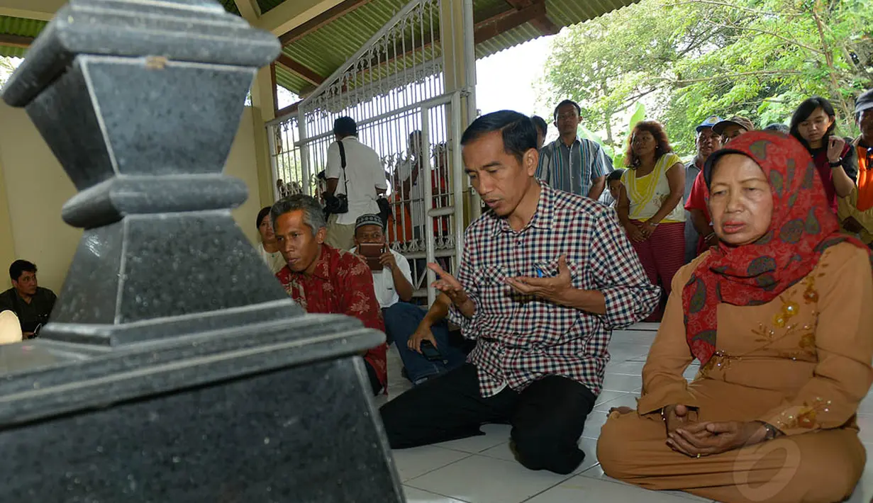  Ziarah dilakukan Jokowi bersama ibundanya, Sujiatmi Notomihardjo di Kecamatan Gondangrejo, Karanganyar, Jawa Tengah, Sabtu (14/6/14) (Antara Foto/Widodo S Jusuf)