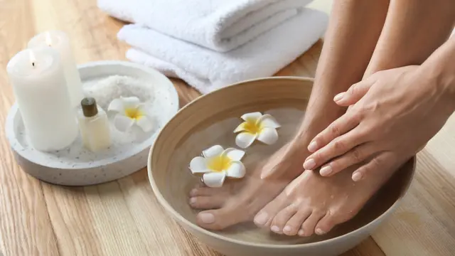 10 Penyebab Tumit Kaki Pecah-pecah dan Intip Rekomendasi Penanganan yang Tepat