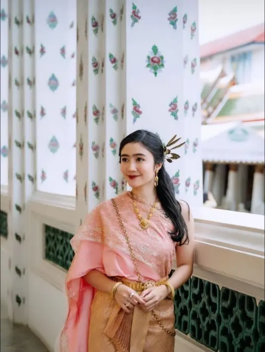 Febby Rastanty berkunjung ke Wat Arun saat ke Thailand. Ia pun tampil elegan dengan pakaian tradisional Thailand. [Instagram/@febbyrastanty]