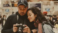 Putri Marino dan Chicco Jerikho selalu terlihat kompak saat traveling. Seperti saat keduanya sama-sama melihat ke layar kamera. Keseriusan keduanya saat memperhatikan kamera ini mencuri perhatian publik. (Liputan6.com/IG/@putrimarino)