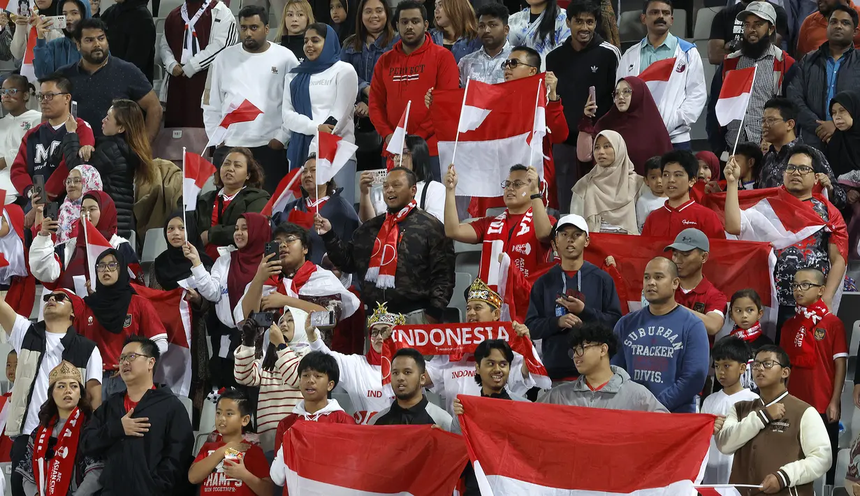 Timnas Indonesia sukses memulangkan Vietnam dari ajang Piala Asia 2023 berkat kemenangan 1-0 pada laga kedua Grup D di Abdullah Bin Khalifa Stadium, Doha, Qatar, Jumat (19/1/2024). Meski masih meyisakan satu laga lagi, namun pelaung Vietnam untuk lolos ke babak 16 besar otomatis telah tertutup. Kemenangan Timnas Garuda berkat gol penalti Asnawi Mangkualam juga tak lepas dari dukungan sekitar dua ribu suporter yang merupakan diaspora Indonesia, alias warga keturunan Indonesia yang menetap di Qatar yang hadir langsung di stadion. (AFP/Karim Jaafar)
