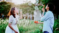 Ilustrasi pasangan cinta, bahagia. (Photo by Khoa Pham on Unsplash)