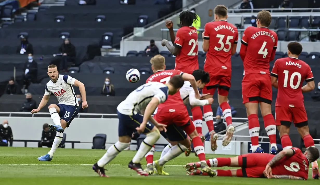 Pemain Tottenham Hotspur Eric Dier (kiri) melakukan tendangan bebas saat melawan Southampton pada pertandingan Liga Inggris di Stadion Tottenham Hotspur, London, Inggris, Rabu (21/4/2021). Tottenham Hotspur menang 2-1. (Justin Setterfield/Pool via AP)