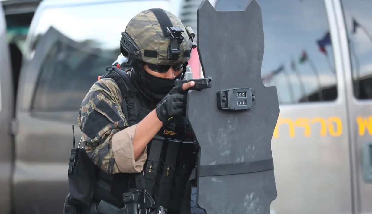 Tentara berpartisipasi dalam simulasi anti-terorisme di provinsi Nonthaburi, Thailand, Selasa (29/10/2019). Simulasi tersebut merupakan latihan untuk antisipasi ancaman teorirsme menjelang Konferensi Tingkat Tinggi (KTT) ke-35 ASEAN akan digelar di Thailand pada 2-4 November. (AP/Sakchai Lalit)