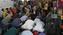 Sejumlah umat muslim melaksanakan salat jumat pada bulan Ramadan di selasar Pasar Tanah Abang, Jakarta, Jumat (25/5). Tak hanya pedagang, pembeli pun ikut membaur Salat Jumat di lorong kios, selasar, bahkan lorong toilet. (Liputan6.com/Arya Manggala)