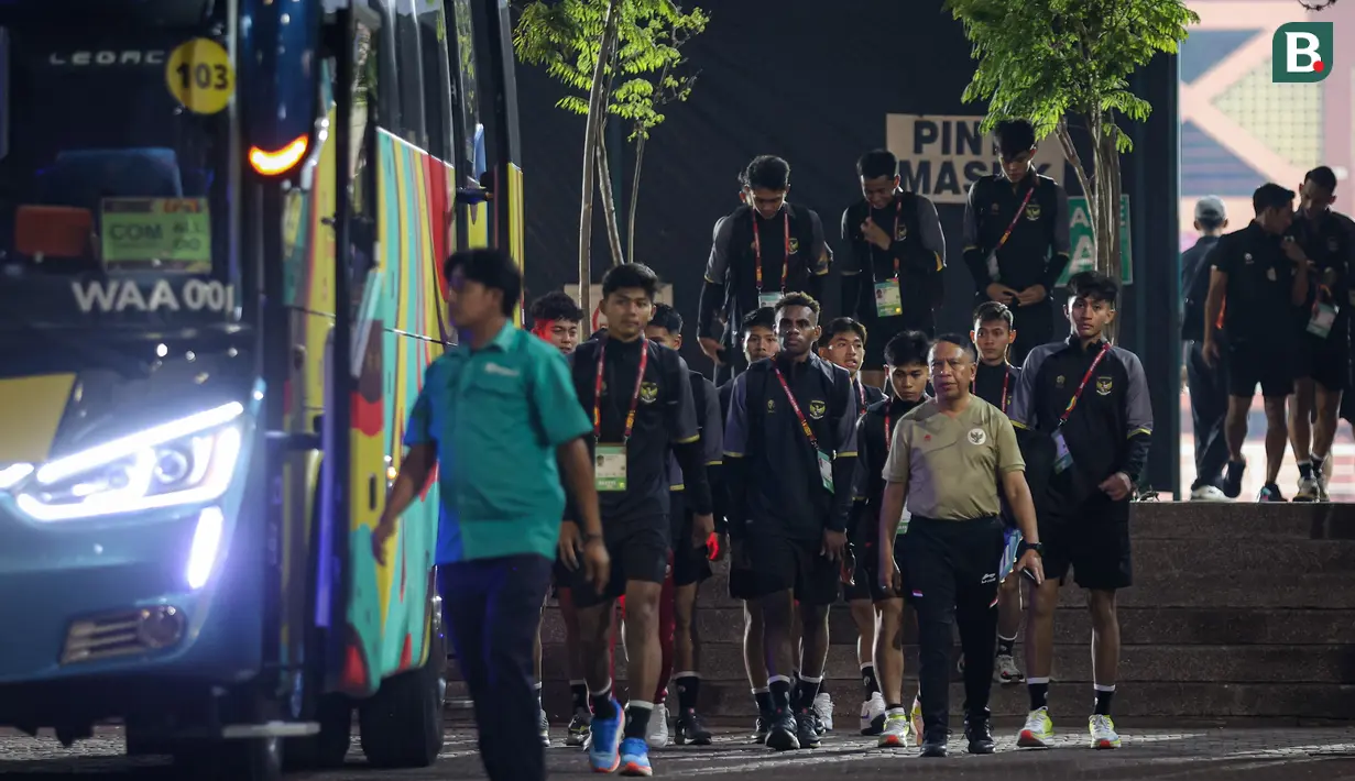 Pemain Timnas Indoneisa U-17 didampingi Wakil Ketua Umum PSSI, Zainudin Amali (kanan) berjalan menuju bus setelah menjalani latihan di Lapangan THOR, Surabaya, Rabu (8/11/2023). Sesi latihan tersebut berlangsung selama dua jam lebih dan tertutup dari media. (Bola.com/Bagaskara Lazuardi)