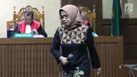 Terdakwa suap kontrak kerja sama pembangunan PLTU Riau-1, Eni Maulani Saragih bersiap menjalani sidang pembacaan tuntutan di Pengadilan Tipikor, Jakarta, Selasa (22/1). Eni dituntut 8 tahun penjara, denda Rp 300 juta. (Liputan6.com/Helmi Fithriansyah)