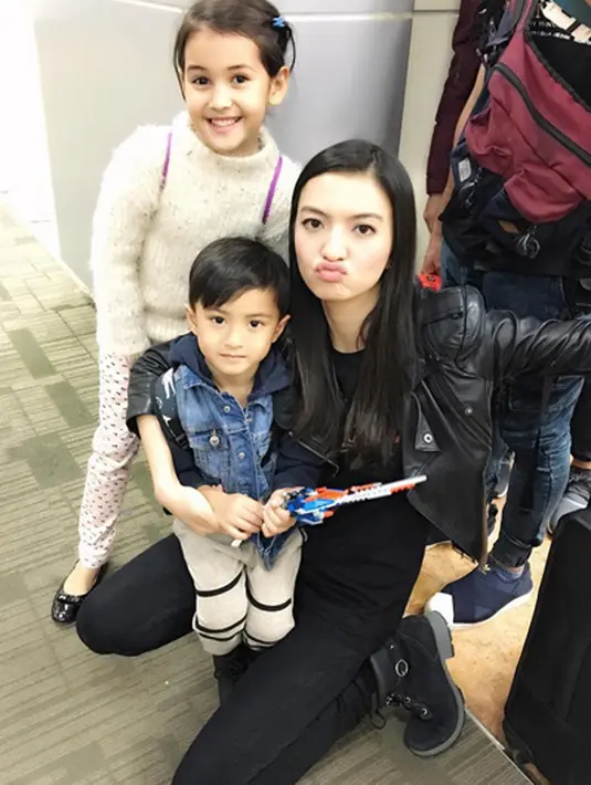 Gaya ‘Duck Face’ ini tidak hanya menyebar ke para penggemarnya. Namun juga ke para sahabat Raline yang sering berfoto bersamanya. Hal ini terlihat di beberapa foto yang diunggah Raline di Instagramnya. (Instagram/ralineshah)