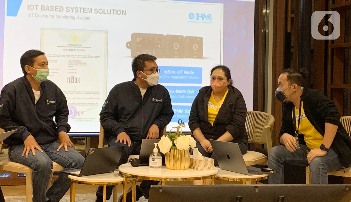 Para pembicara dari Kementerian Komunikasi dan Informatika dan Asosiasi Internet of Things Indonesia (ASIOTI) berbincang sebelum memperkenalkan berbagai solusi pintar berbasis IoT kepada pengunjung Expo 2020 Dubai di Uni Emirat Arab, Jumat (25/12/2021). (Liputan6.com/HO/Kominfo)