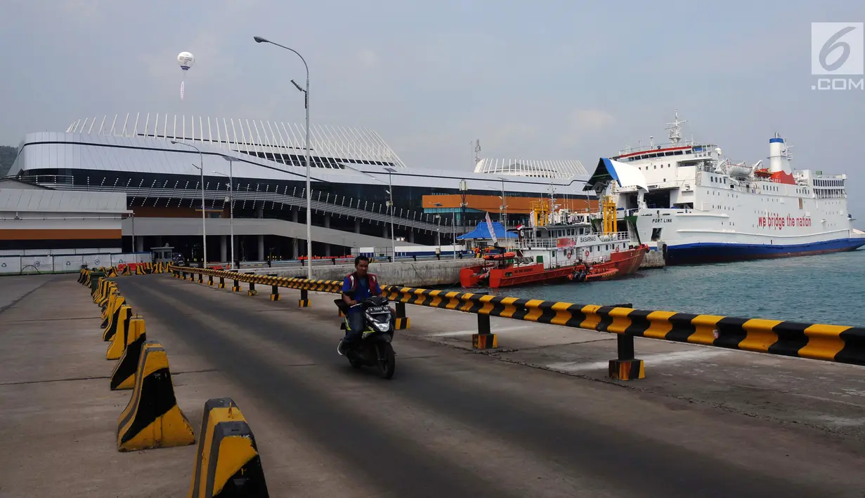 Kapal penyeberangan sandar di Pelabuhan Eksekutif Sosoro, Merak, Banten, Minggu (2/6/2019). Untuk menambah pelayanan dan kenyamanan bagi calon penumpang kapal penyeberangan Merak-Bakauheni, ASDP membuka terminal penyeberangan yang menyatu dengan tempat perbelanjaan. (Liputan6.com/Helmi Fithriansyah)