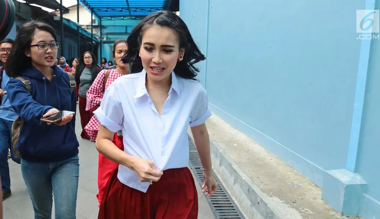 Selebritas Tanah Air dituntut bergaya penampilan kece saat menghibur. Seperti memakai seragam SD yang disesuaikan dengan segmen acara. Hal itulah yang dilakukan juga oleh Ayu Ting Ting saat memakai seragam SD ketika jadi host suatu acara. (Liputan6.com/Herman Zakharia)