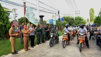 Penyaluran bansos tunai dilakukan melalui petugas Kantor Pos, dibantu oleh personil TNI dan Polri.⁣⁣