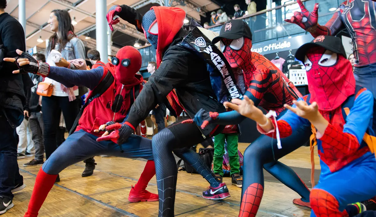Para Cosplayers berpakaian seperti Spidermen beraksi selama Comic Convention Comic Con 2018 di Grande Halle de la Villette di Paris (26/10). (AFP Photo)