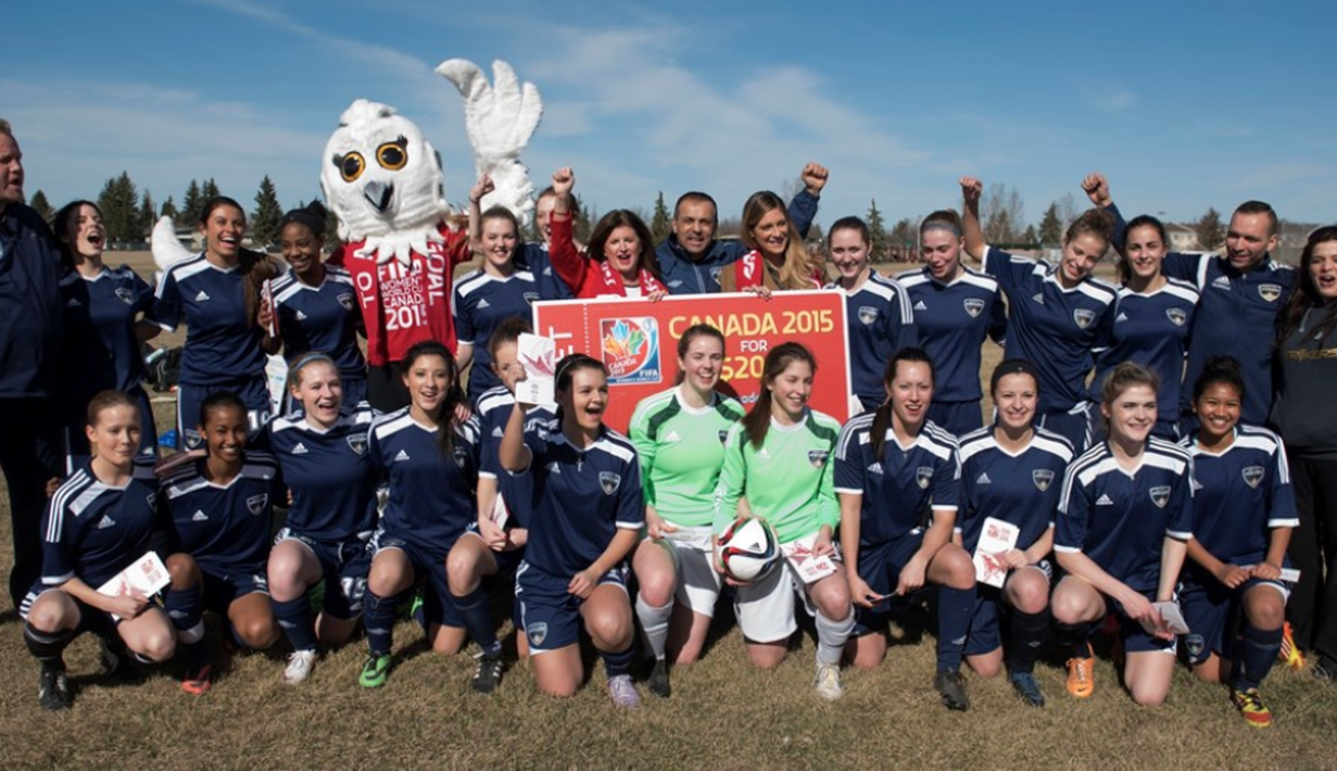 Timnas tuan rumah Kanada berpose bersama Menteri Kesehatan Kara Lang